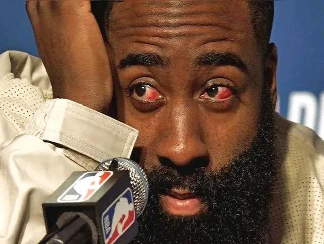 哈登一次失误导致丢分，湖人主帅愤怒砸战术本！！的简单介绍